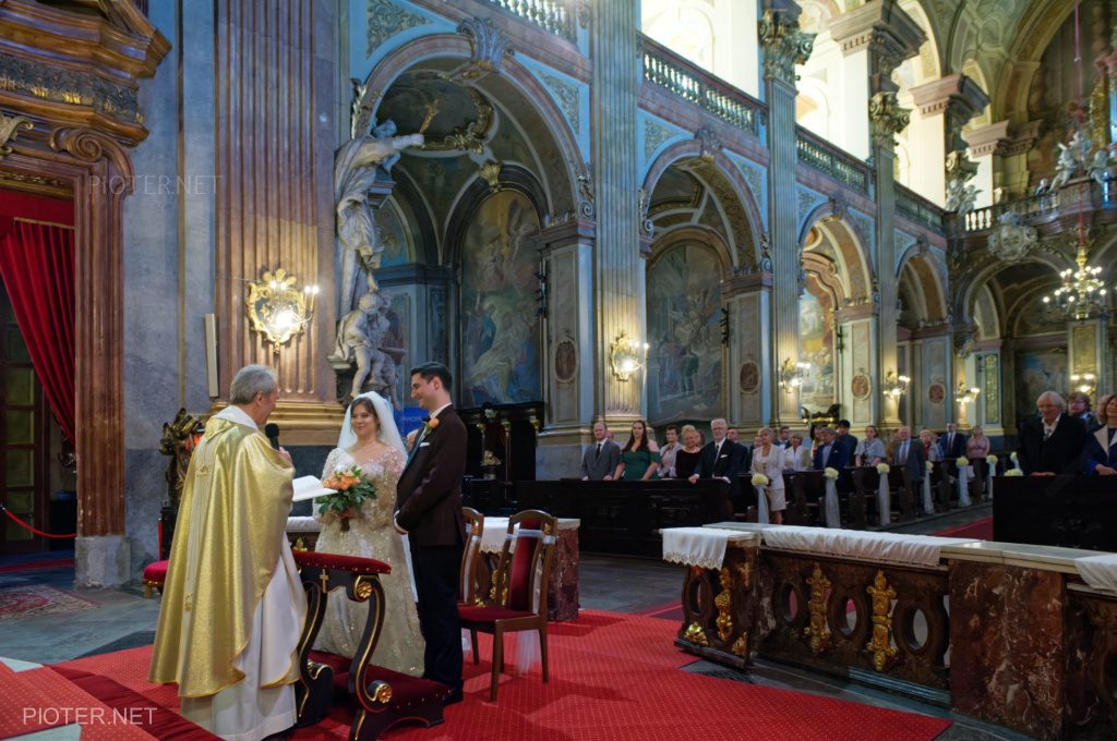 Ślub Christie i Nicolasa. Kościół uniwersytecki Imienia Jezus we Wrocławiu, październik 2021.